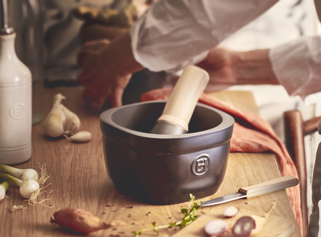 Emile Henry Vijzel en stamper - 0.9Ltr - Truffe