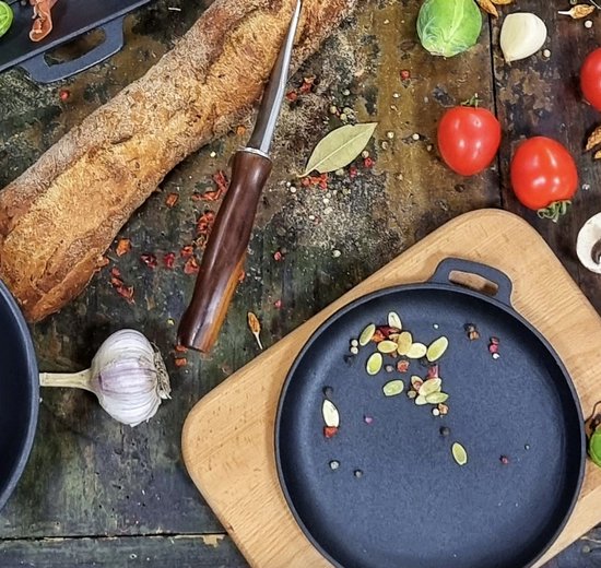 Maysternya Gietijzeren Serveerpan op houten plank - Ø 20 x 4 cm
