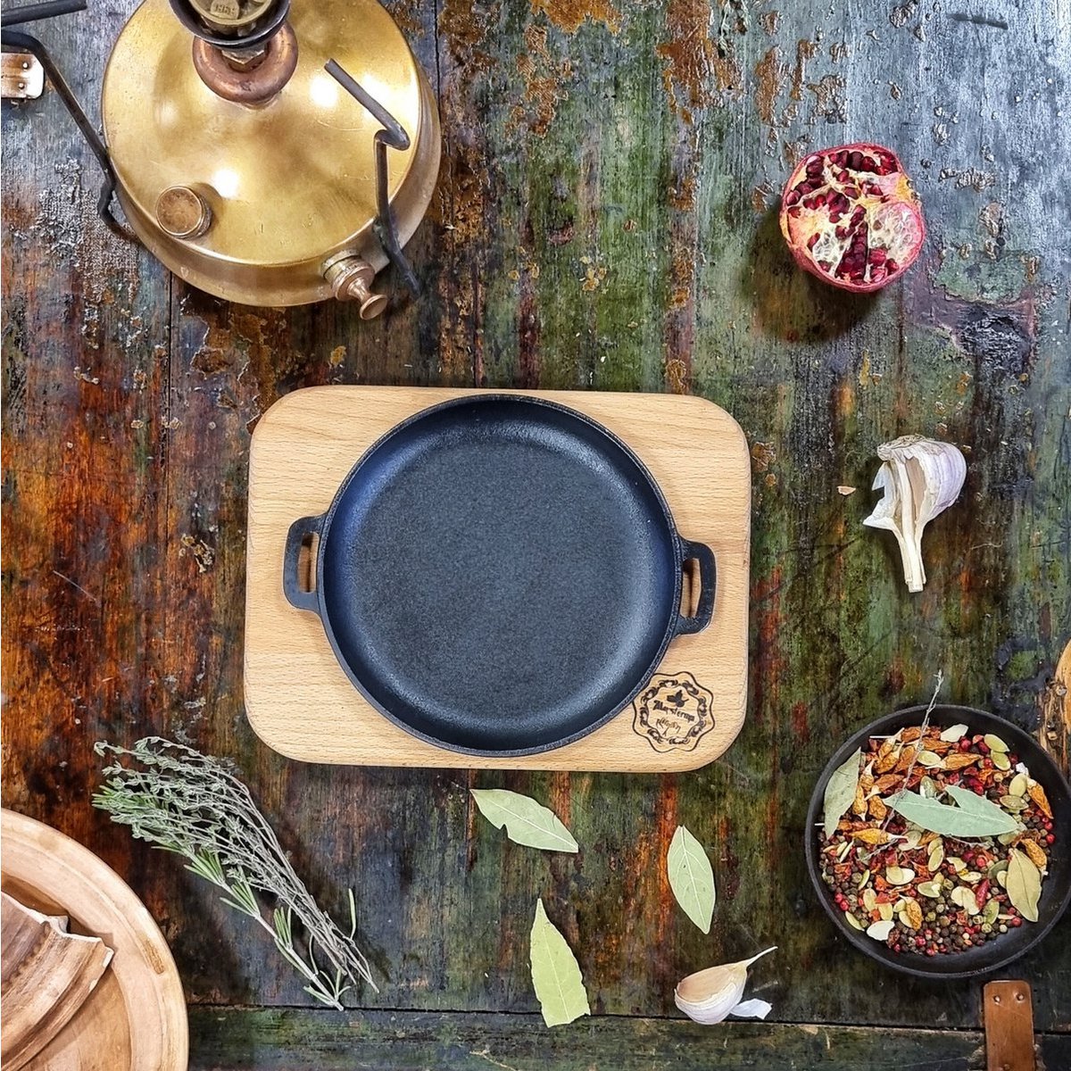 Maysternya Gietijzeren Serveerpan op houten plank - Ø 20 x 4 cm